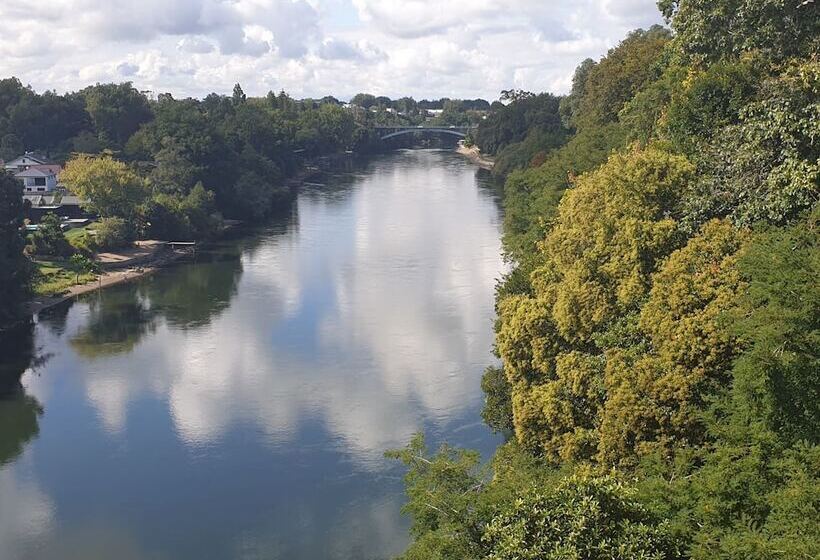 ホテル Ramada By Wyndham Hamilton City Center