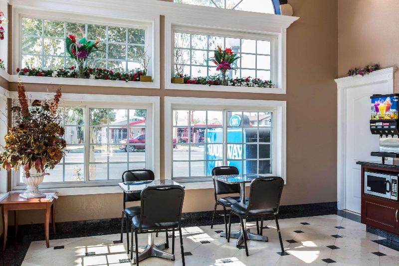 בית מלון כפרי Rodeway Inn