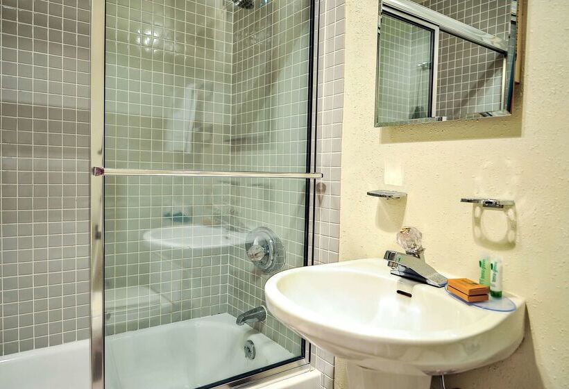 Отель The Historic Crags Lodge