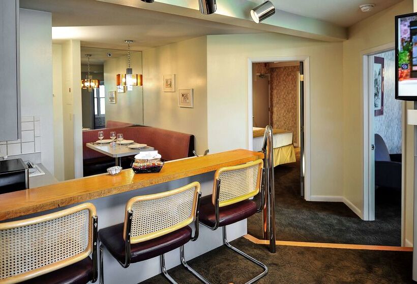 Отель The Historic Crags Lodge