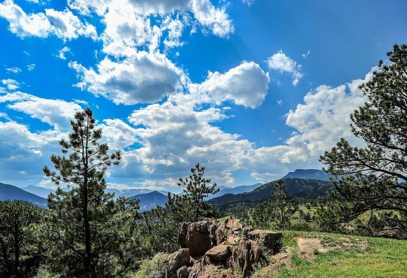 Отель The Historic Crags Lodge