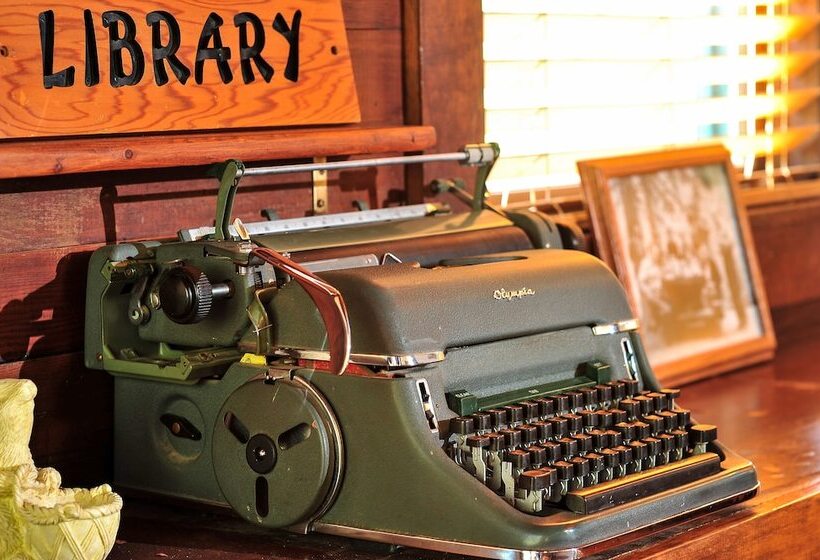 Отель The Historic Crags Lodge