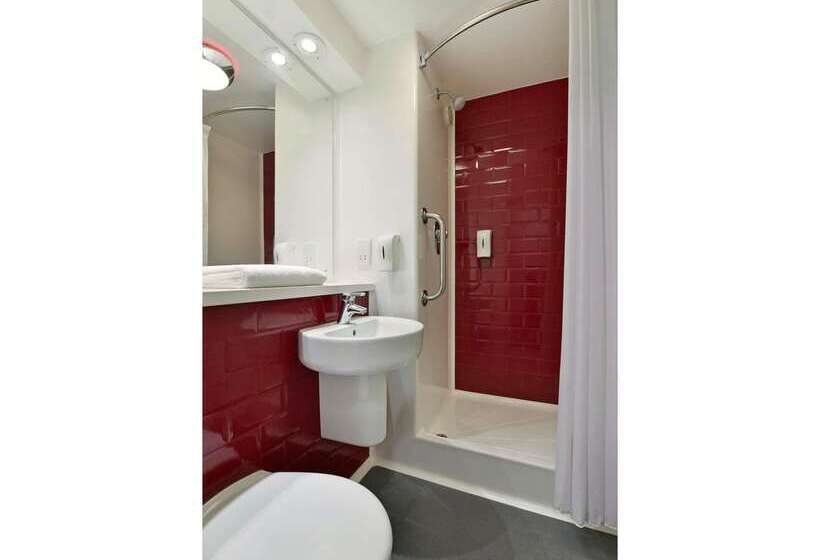 Отель Travelodge Newcastle Under Lyme Central