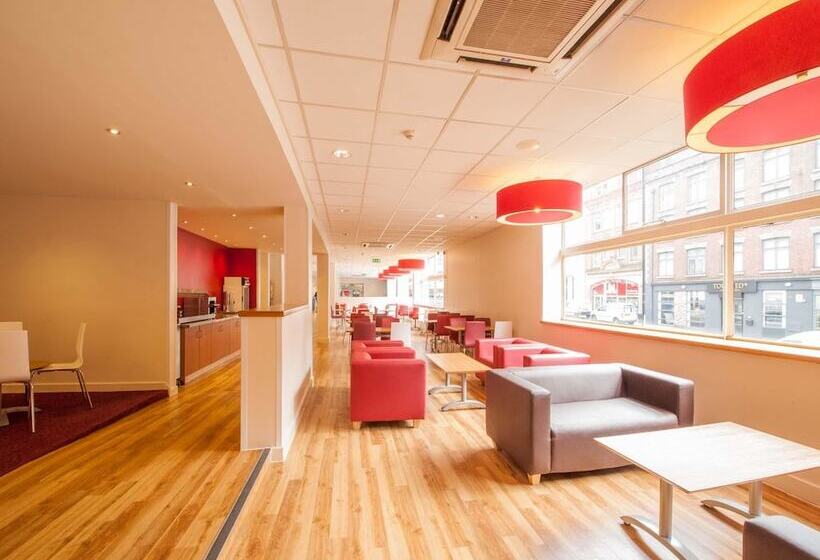 בית מלון כפרי Travelodge Newcastle Under Lyme Central