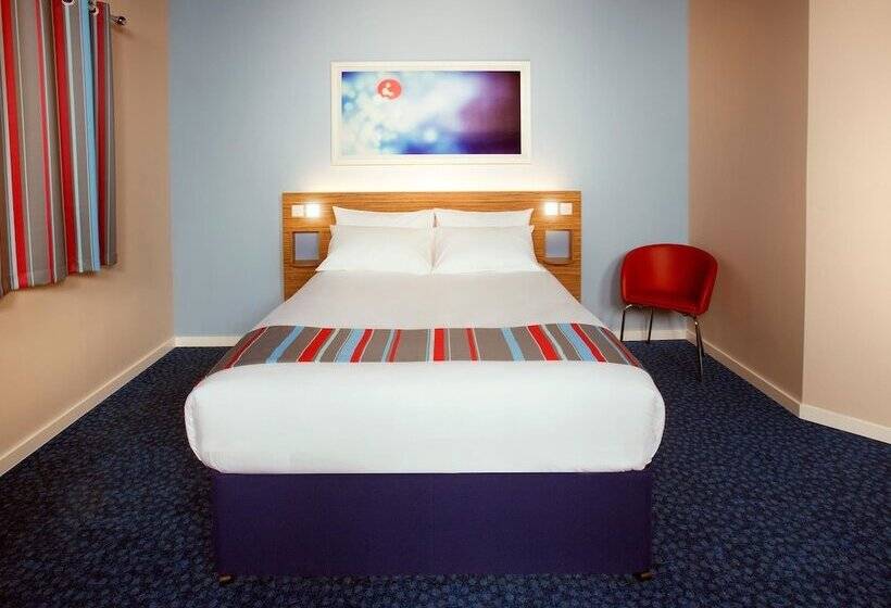 Отель Travelodge Newcastle Under Lyme Central