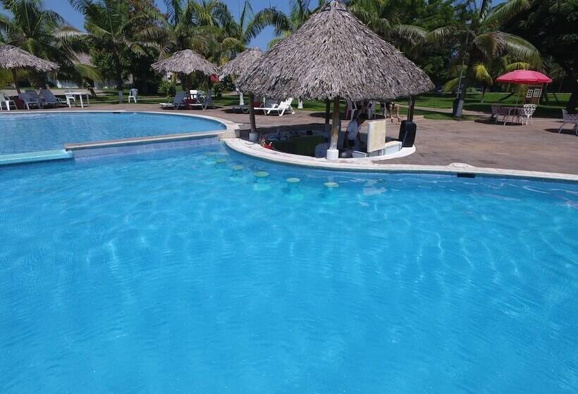 Las Hojas Resort & Beach Club