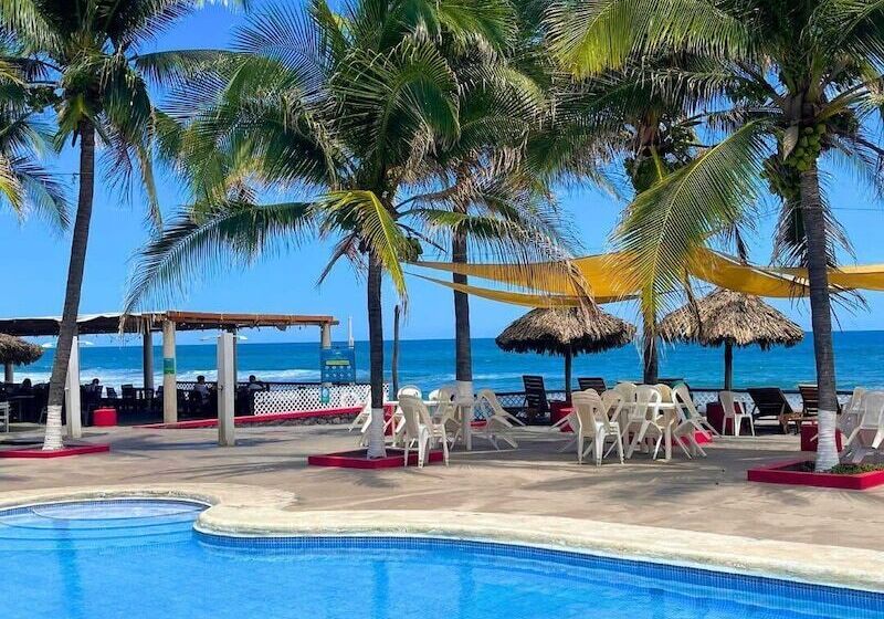 Las Hojas Resort & Beach Club