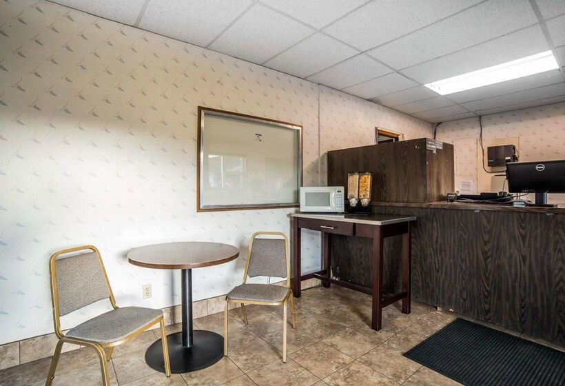 モーテル Rodeway Inn & Suites