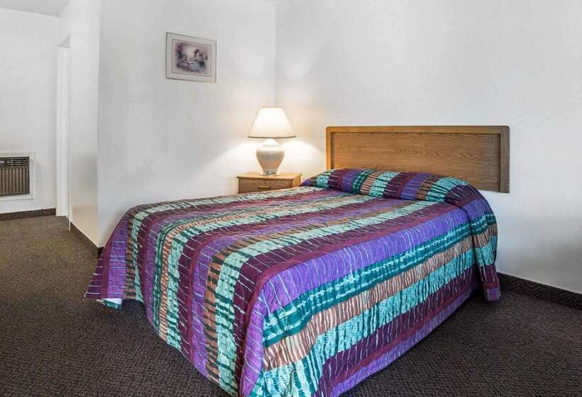 モーテル Rodeway Inn & Suites