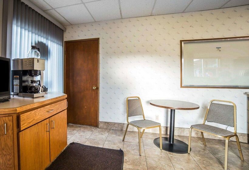 モーテル Rodeway Inn & Suites