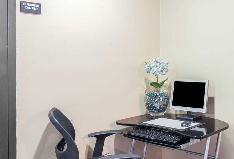 فندق على الطريق Super 8 By Wyndham Kingston