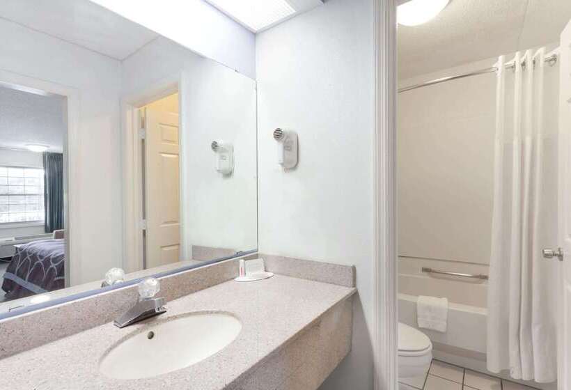 فندق على الطريق Super 8 By Wyndham Kingston