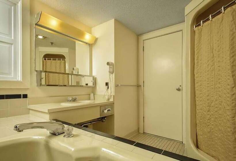 منتجع Snowy Owl Inn