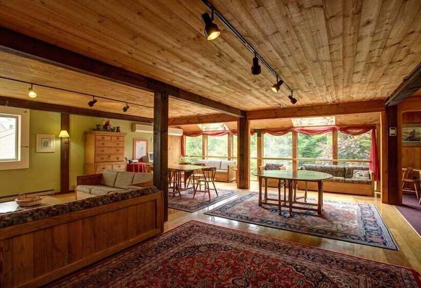 منتجع Snowy Owl Inn