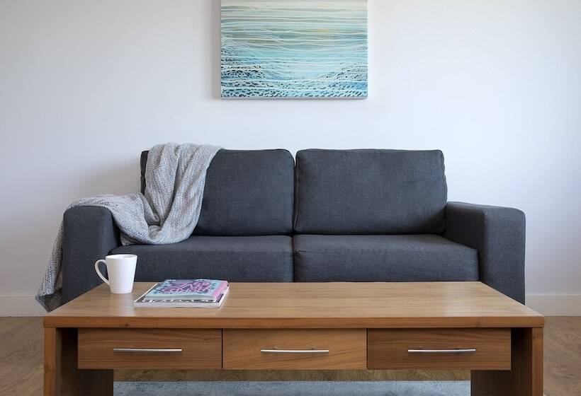 Hq Aparthotel Farnborough