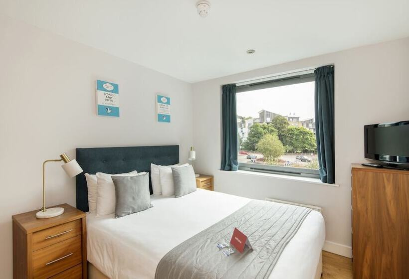 Hq Aparthotel Farnborough