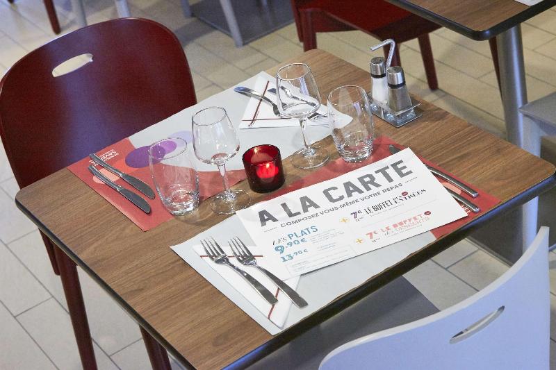 בית מלון כפרי Campanile Lille Euralille