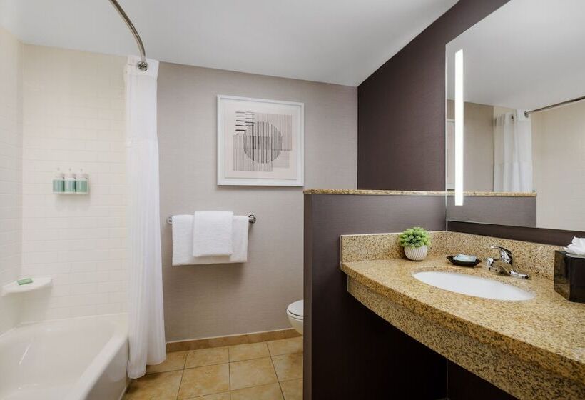 هتل Courtyard Keene Downtown