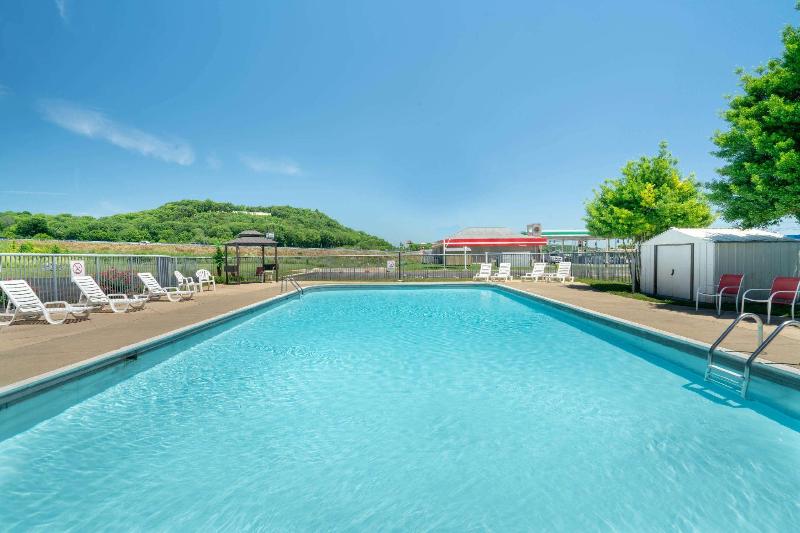 בית מלון כפרי Days Inn By Wyndham Cave City