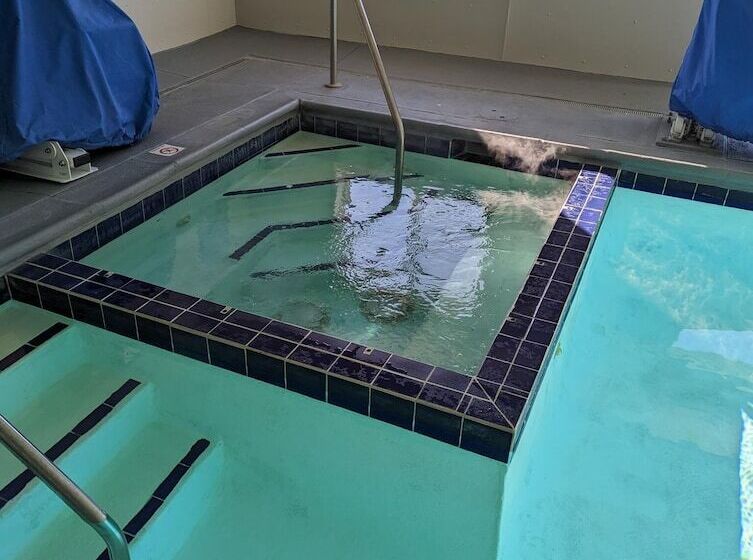 فندق Days Inn & Suites By Wyndham Castle Rock