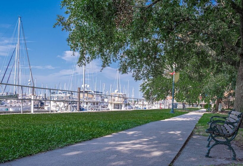 هتل Doubletree By Hilton New Bern Riverfront