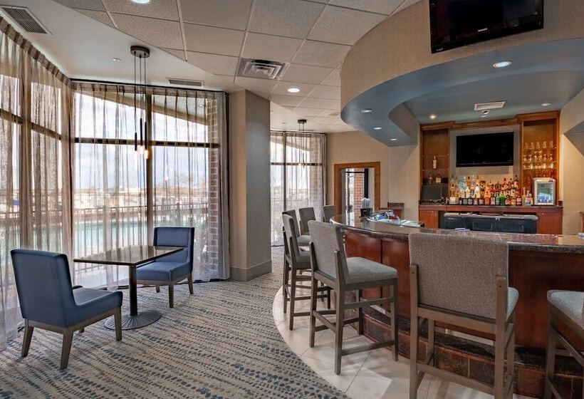 هتل Doubletree By Hilton New Bern Riverfront