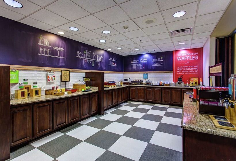 Отель Hampton Inn Junction City