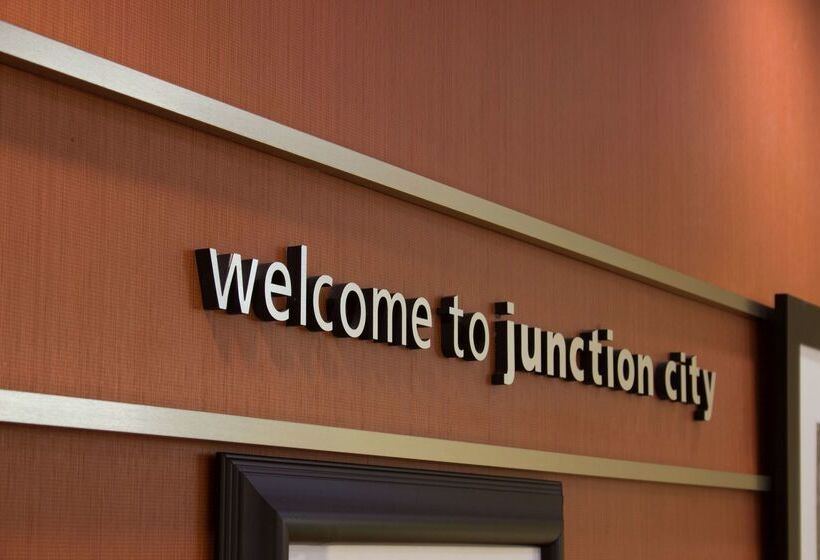 Отель Hampton Inn Junction City