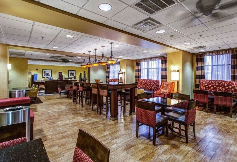 Отель Hampton Inn Junction City