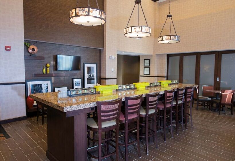 Отель Hampton Inn & Suites Bismarck Northwest