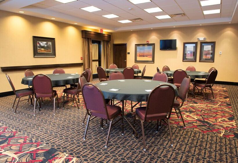 Отель Hampton Inn & Suites Bismarck Northwest