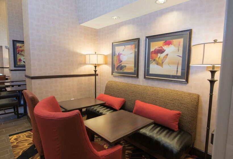 Отель Hampton Inn & Suites Bismarck Northwest