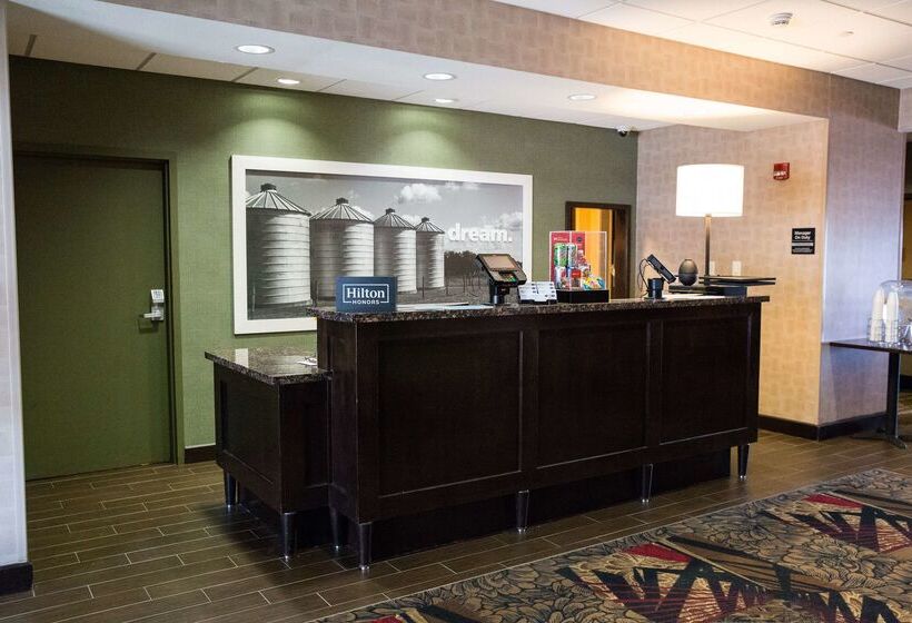 Отель Hampton Inn & Suites Bismarck Northwest