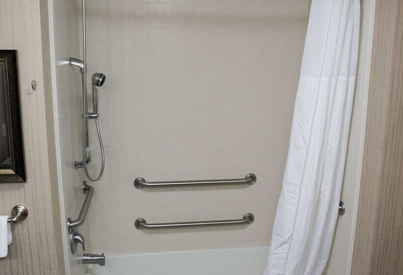 Отель Hampton Inn & Suites Bismarck Northwest