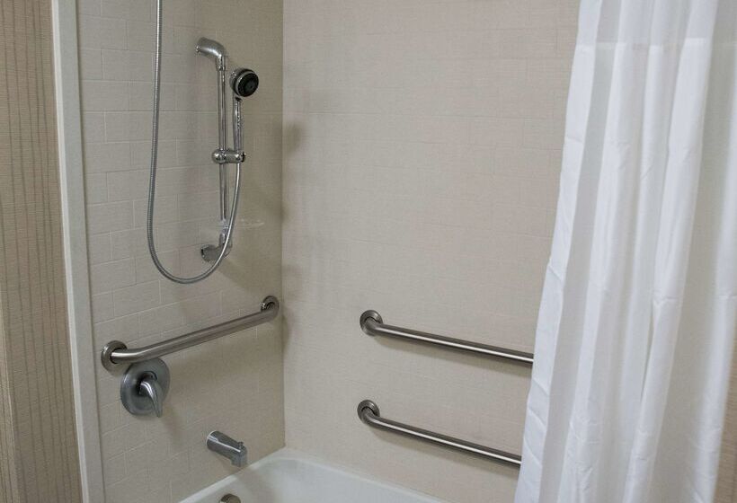 Отель Hampton Inn & Suites Bismarck Northwest