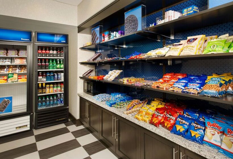 Отель Hampton Inn & Suites Buffalo Airport