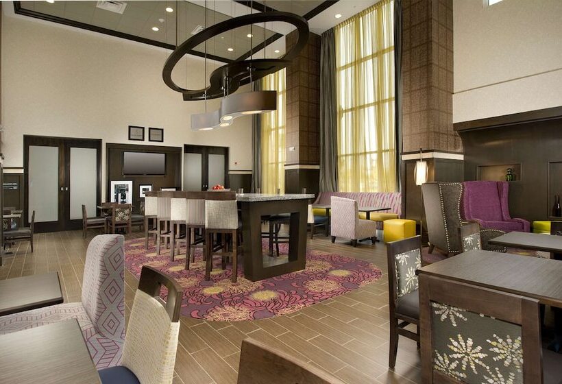 Отель Hampton Inn & Suites Buffalo Airport