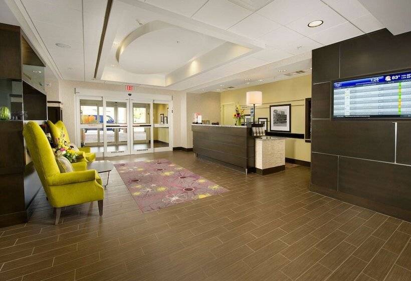 Отель Hampton Inn & Suites Buffalo Airport
