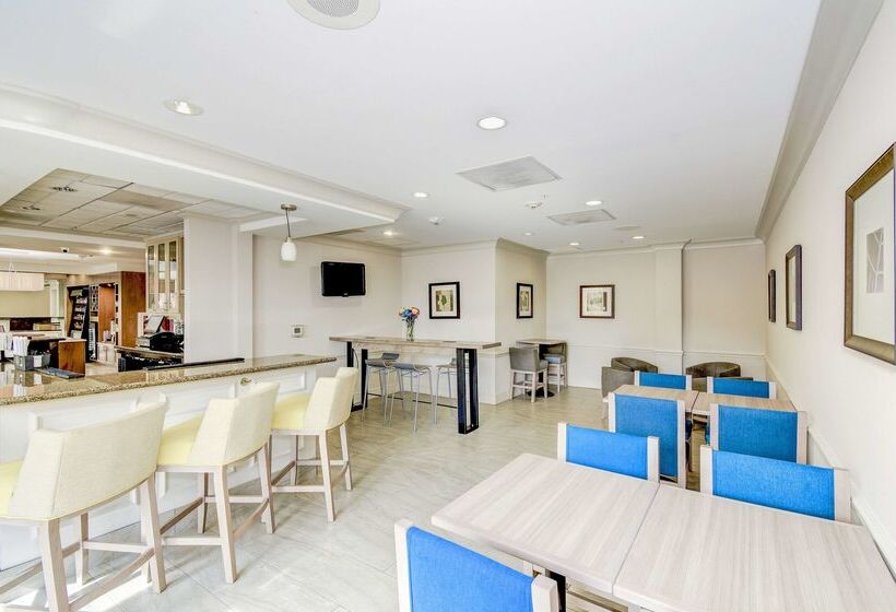 فندق Hilton Garden Inn Waldorf