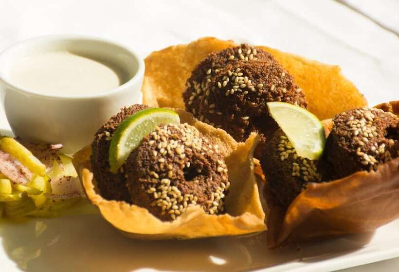 هتل Holiday Inn Alseeb Muscat, An Ihg