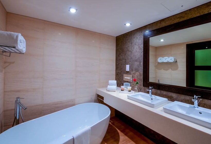 هتل Holiday Inn Alseeb Muscat, An Ihg