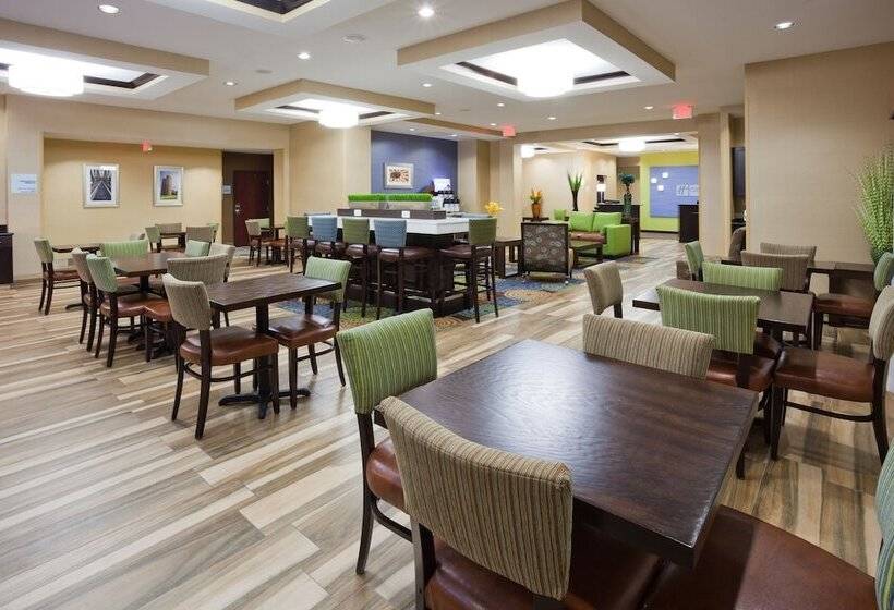 فندق Holiday Inn Express & Suites Fort Dodge, An Ihg
