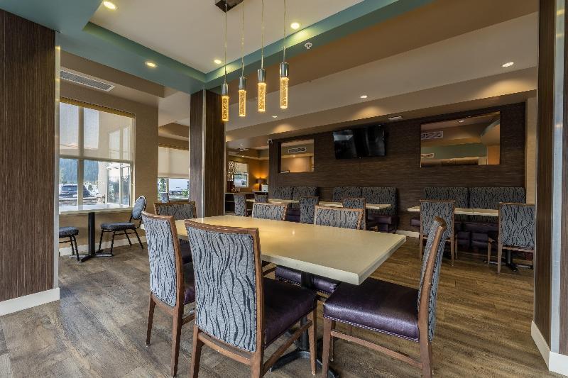 فندق Holiday Inn Express Golden Kicking Horse, An Ihg