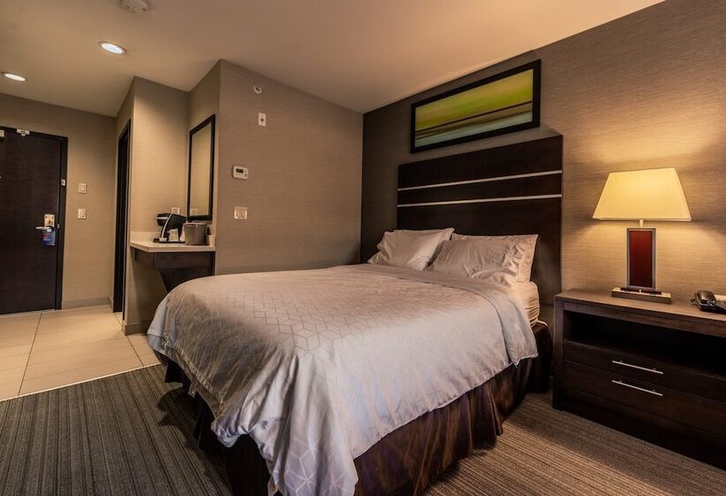 فندق Holiday Inn Express Golden Kicking Horse, An Ihg