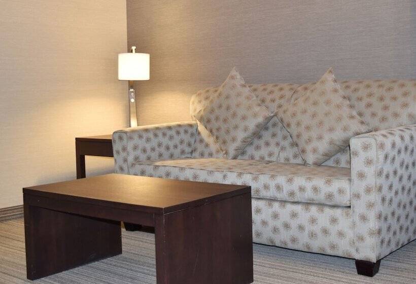 فندق Holiday Inn Express Golden Kicking Horse, An Ihg