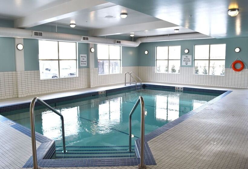 فندق Holiday Inn Express Golden Kicking Horse, An Ihg