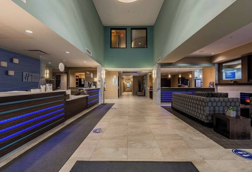 فندق Holiday Inn Express Golden Kicking Horse, An Ihg