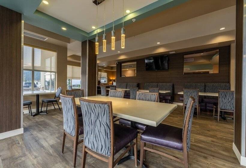 فندق Holiday Inn Express Golden Kicking Horse, An Ihg