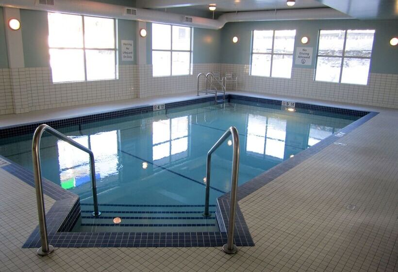 فندق Holiday Inn Express Golden Kicking Horse, An Ihg