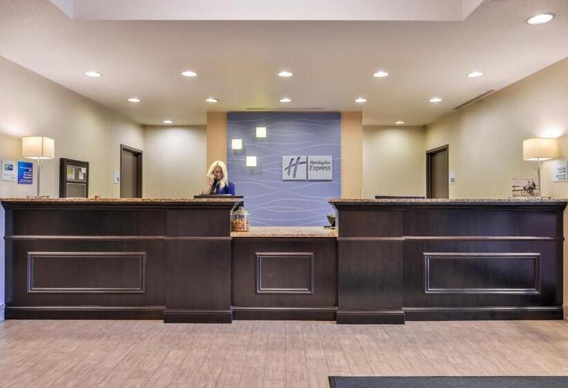 בית מלון כפרי Holiday Inn Express & Suites Emporia Northwest, An Ihg